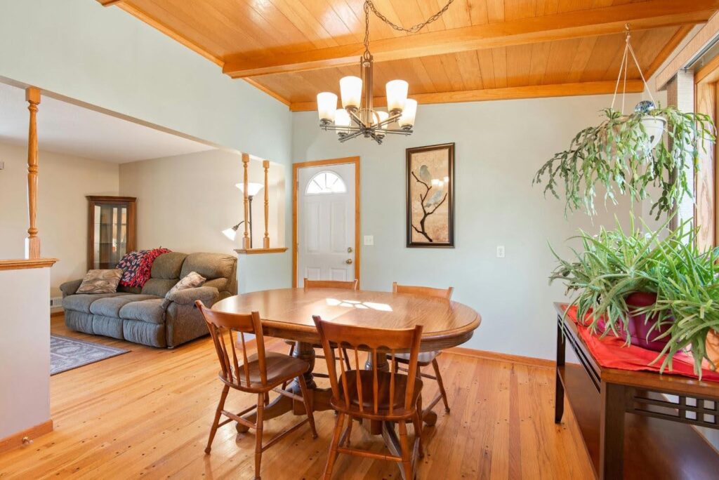 Oval table as a dining set